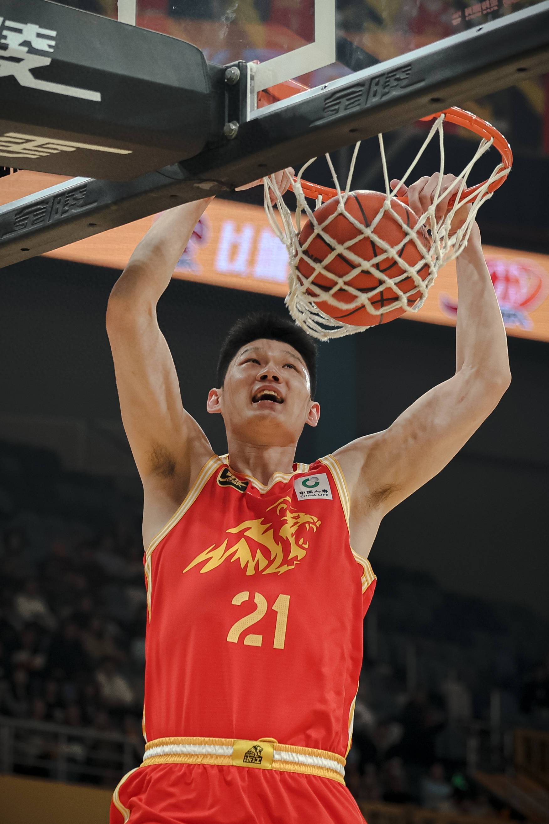 包含热血挑战，运动员展现顶尖实力的词条